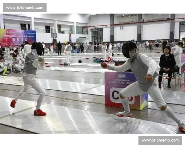 奥运会击剑赛场精彩纷呈选手奋勇拼搏展现剑术风采